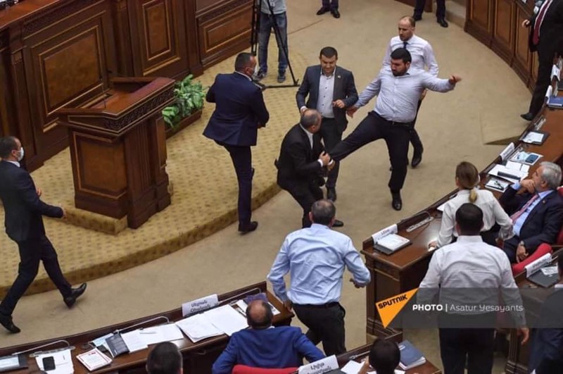 Բռունցքներով ընդդիմախոսի դեմ