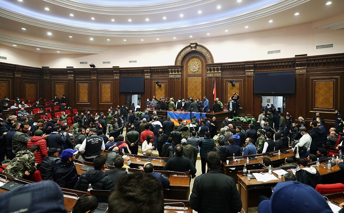 Իշխող կուսակցության ներկայացուցիչները ծեծում են իրենց ընդդիմախոսներին