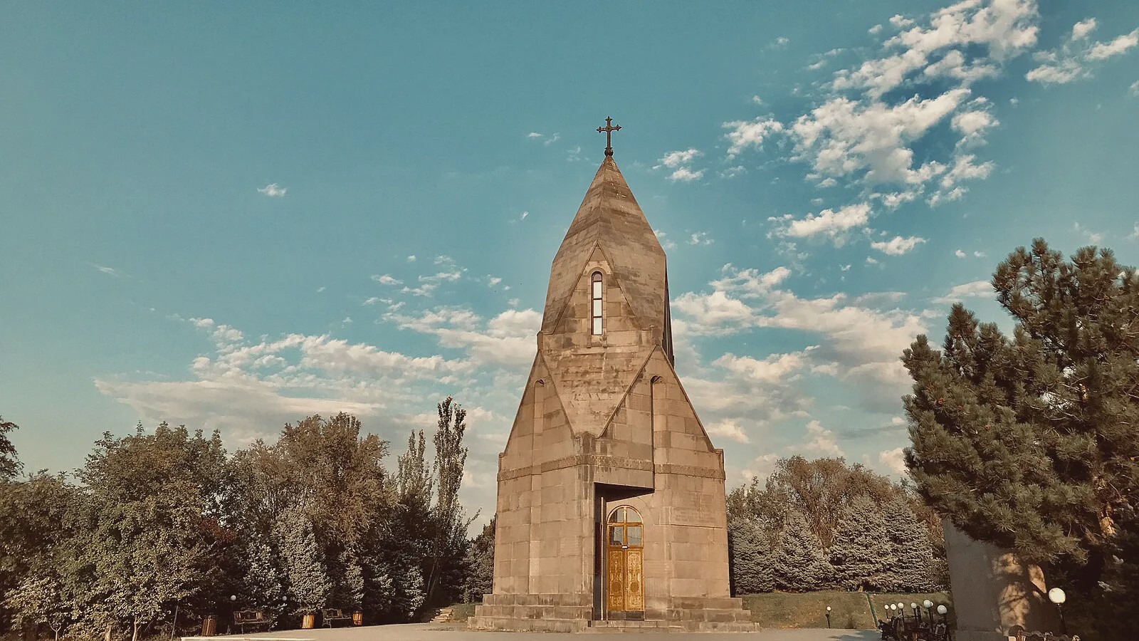 Ծիծաղ հերոսների շիրիմների վրա